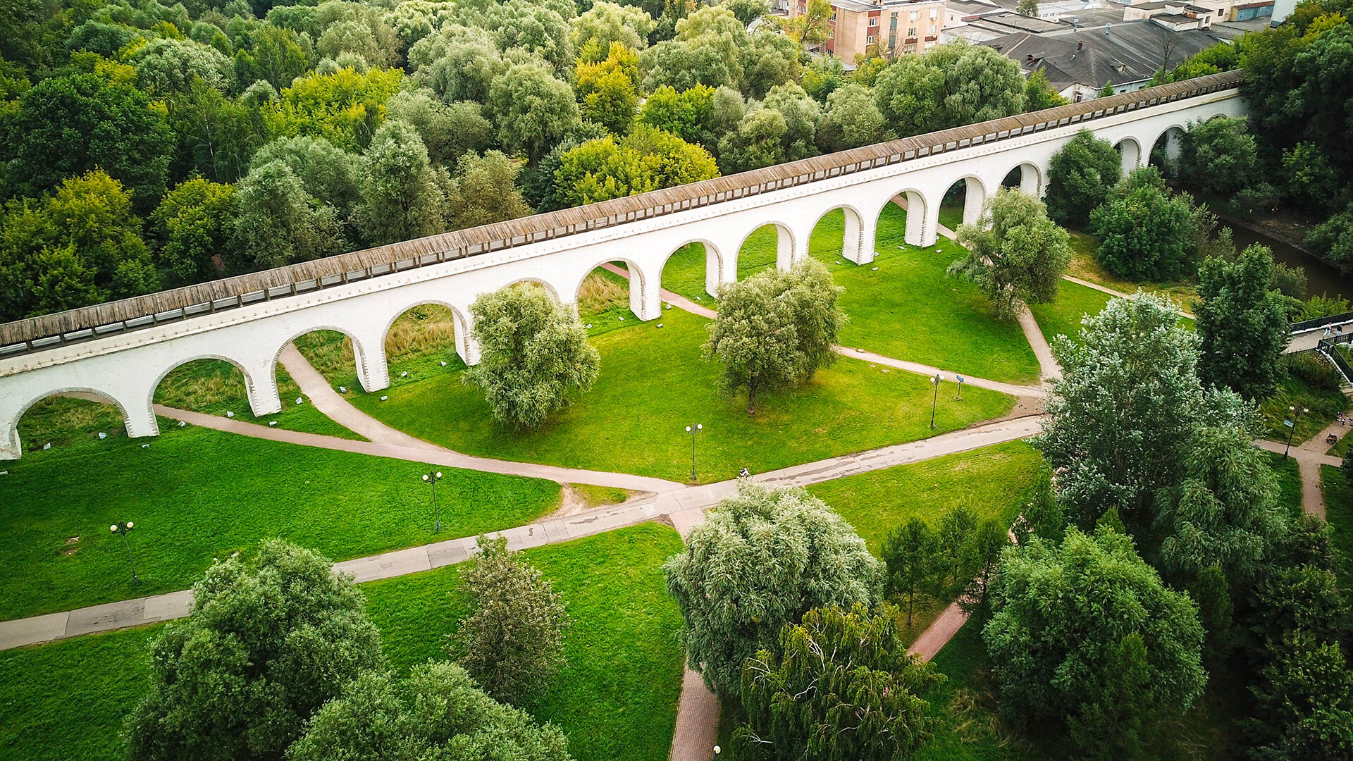 Pogled s kvadrokopterja na Rostokinski akvadukt na severovzhodu Moskve. 