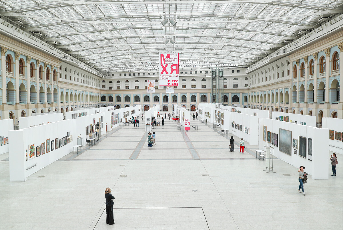 Obiskovalci si ogledujejo razstavo na Moskovskem umetniškem sejmu, in  umetniško četrt Gostinnij Dvor z galerijami Centralne hiše umetnikov. Spomladi 2019 je bila stavba Centralne hiše umetnikov prenesena v Državno Tretjakovsko galerijo. 