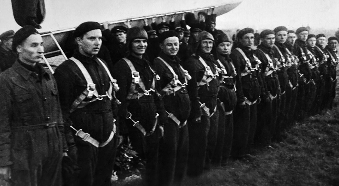 L’equipaggio dell’“URSS-W6 Osoaviakhim”, dirigibile semirigido realizzato in Urss su progetto dell’ingegnere italiano Umberto Nobile. Il nome derivava dalla Società per la promozione della difesa, dell’aviazione e della chimica. Detenne per vent’anni il record di volo continuato: 130 ore e 27 minuti