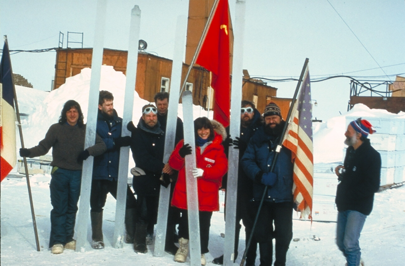 Francoski, sovjetski in ameriški znanstveniki iz ekipe Vostok na fotografiji z neobdelanimi ledenimi jedri