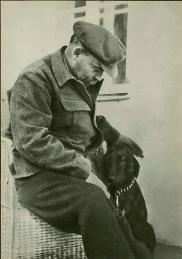 Lênin de férias em Górki com sua cadela Aida, 1922.