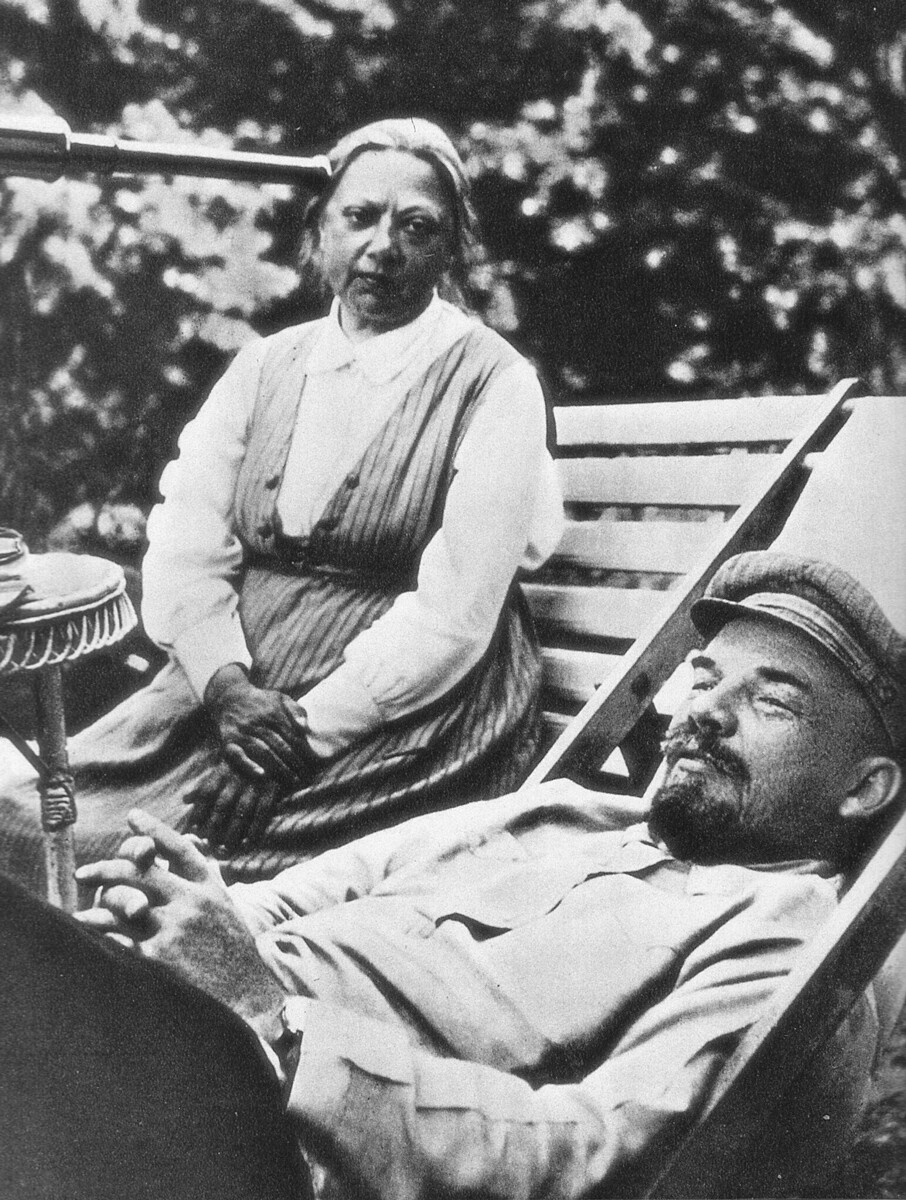 Lênin com sua mulher, Krúpskaia, na propriedade em Górki, 1922.