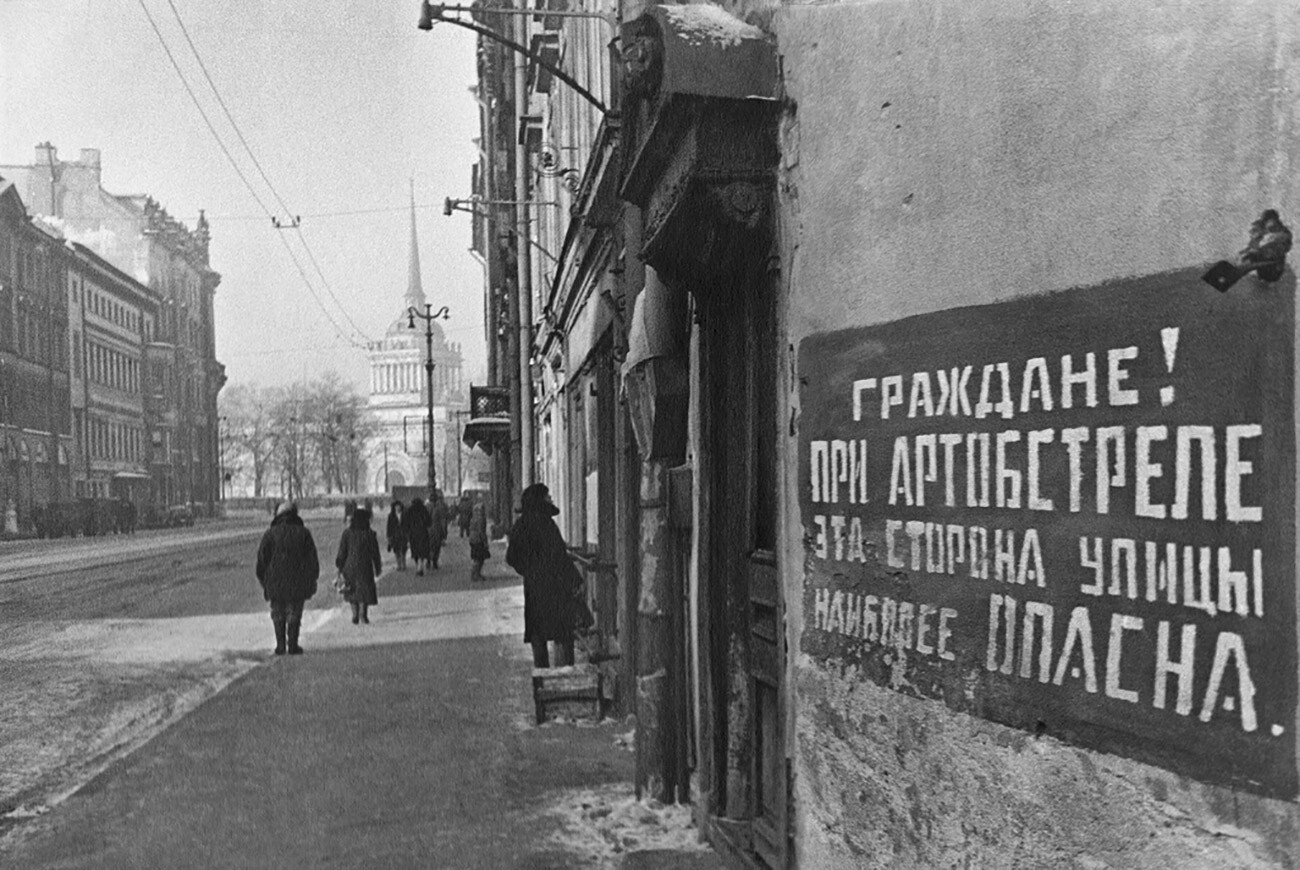 Die Inschrift „Bürger! Diese Straßenseite ist während des Beschusses die gefährlichere“ am Newskij-Prospekt 14