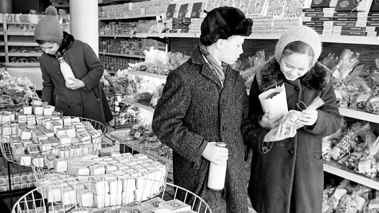 Pionirji-timurovci 4. razreda moskovske šole št. 767 kupujejo hrano za invalida Velike domovinske vojne (1941-1945)