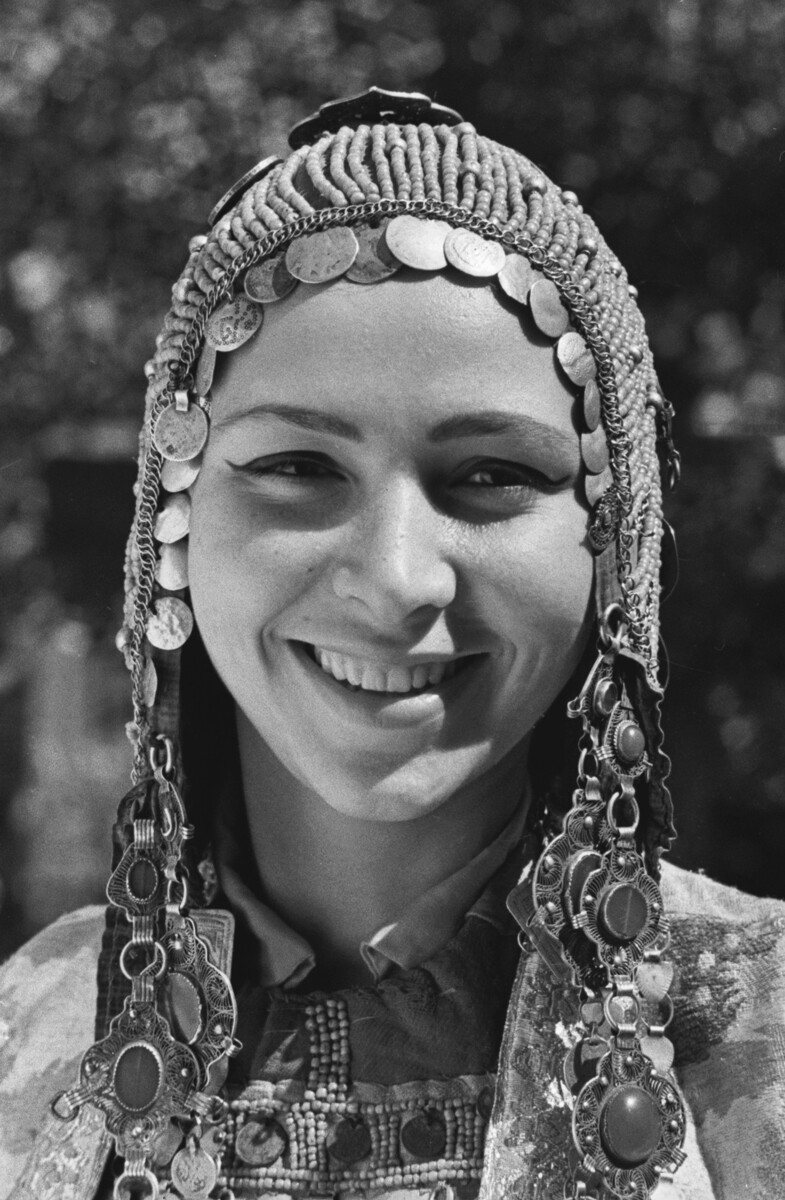 ZSSR. Avgust 1967. Ljudmila Karimova, mojstrica Doma modelov v Ufi, oblečena v baškirsko narodno nošo