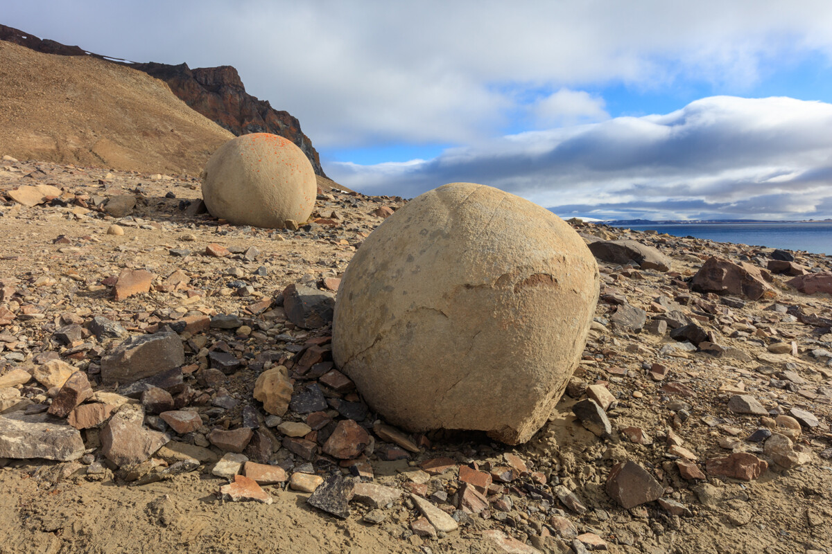 Le bizzarre formazioni rocciose sferiche tipiche dell’Isola di Champ, isola russa nel Mar Glaciale Artico che fa parte della Terra di Zichy nell’arcipelago della Terra di Francesco Giuseppe