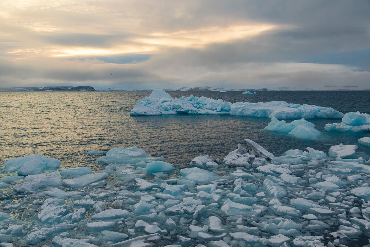 Il Golfo dei Geografi: si tratta di una baia a nord del Mar Glaciale Artico, che si protende nella parte nord-orientale dell’isola chiamata Terra del Principe Giorgio, che fa parte dell’arcipelago della Terra di Francesco Giuseppe