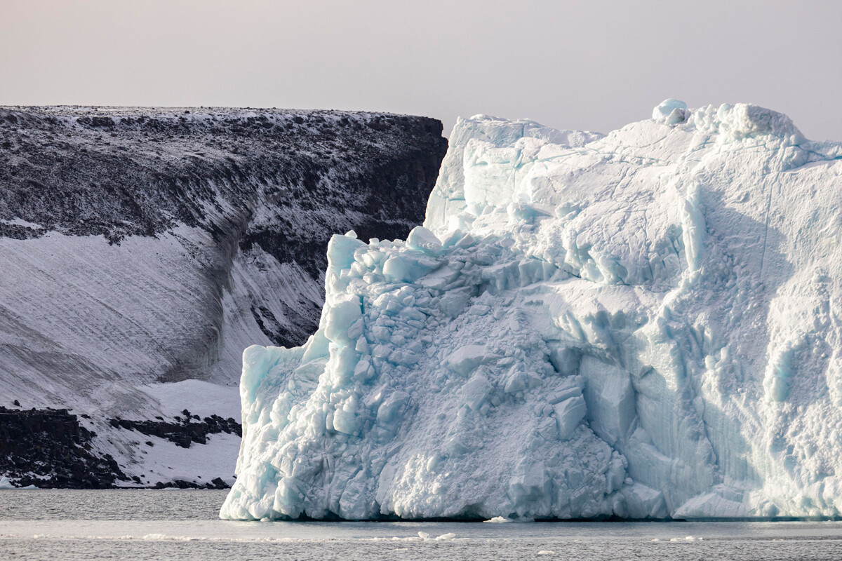 Iceberg nel Golfo dei Geografi (in russo: Zaliv Geografov). Si chiama così dal 1930, in precedenza era il Golfo Joseph Chamberlain, in onore del ministro delle Colonie della Gran Bretagna