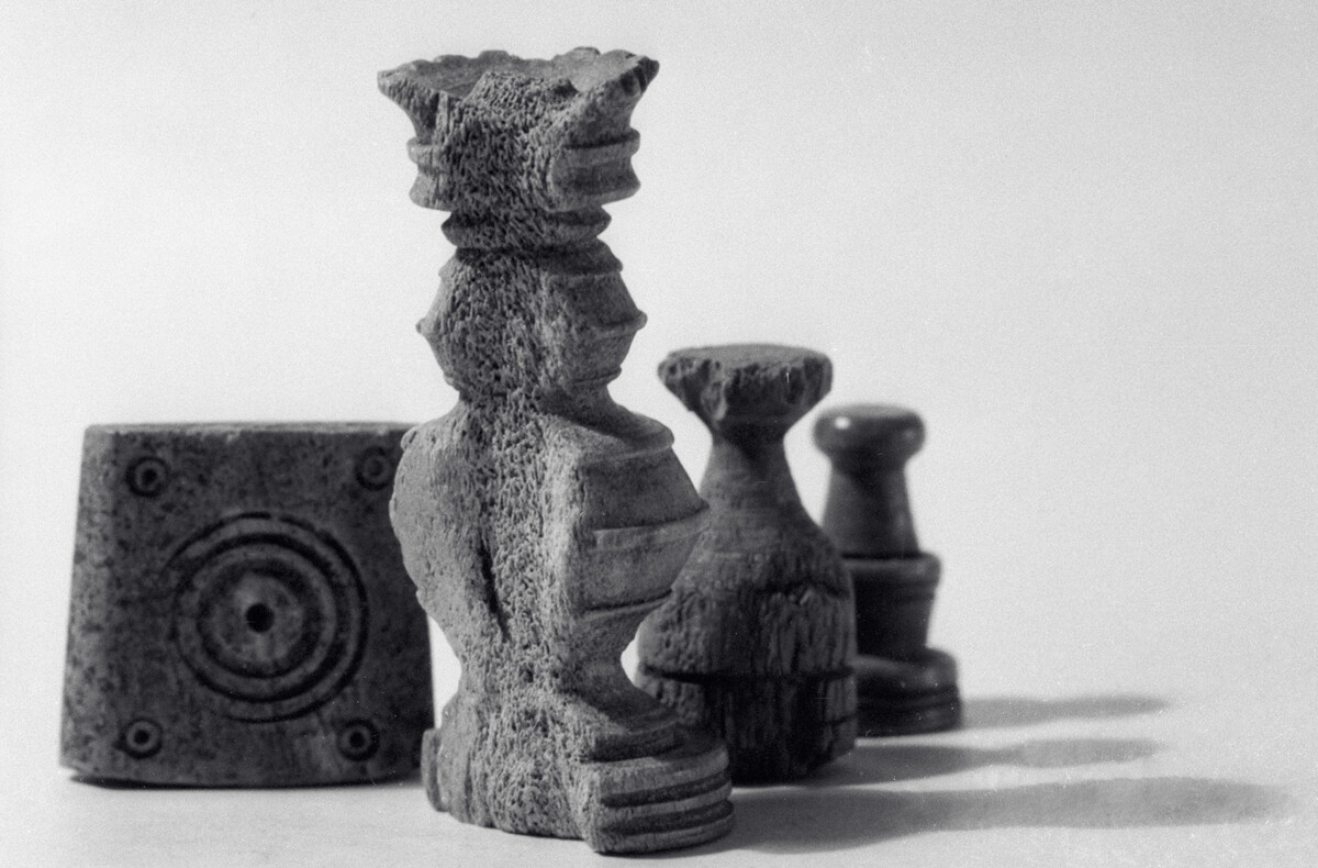 Pezzi degli scacchi e dado da gioco in osso di fine XVI – inizio XVII secolo. Reperti del Museo di Storia di Mosca e ricostruzioni in stile