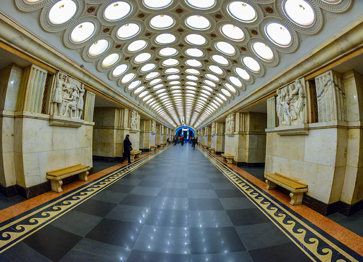 Pogled na postajo metroja Elektrozavodskaja. Moskovska podzemna železnica 15. maja 2015 praznuje 80. obletnico delovanja.