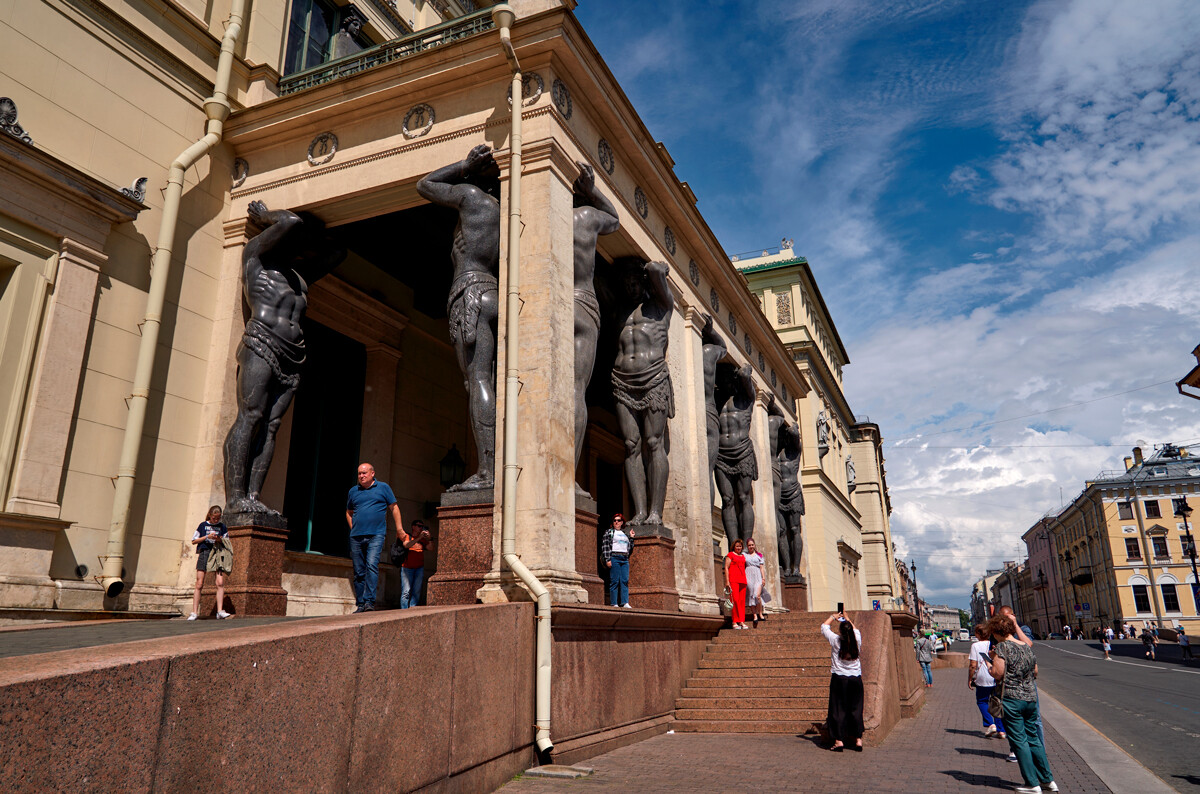 Atlantes a la entrada del Hermitage de San Petersburgo.