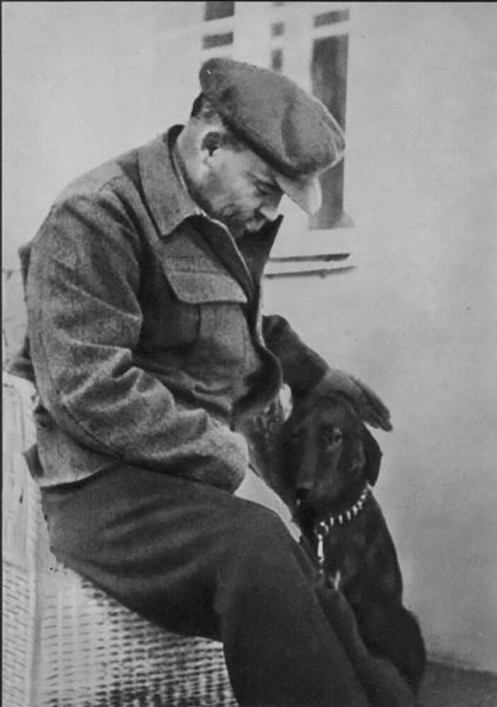 Vladímir Lenin de vacaciones en Gorki con su perro llamada Aidá, 1922