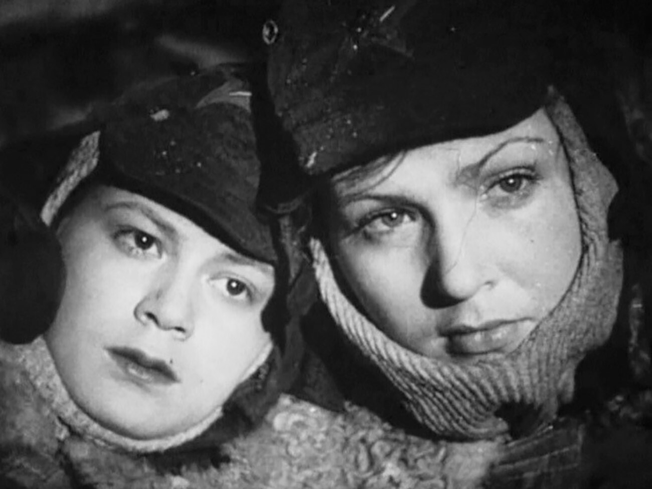 Fermo immagine dal film “Frontovye podrugi” (ossia: “Le amiche del fronte”), noto nel mondo anglosassone come “The Girl from Leningrad” e distribuito in Italia come “Natascia”