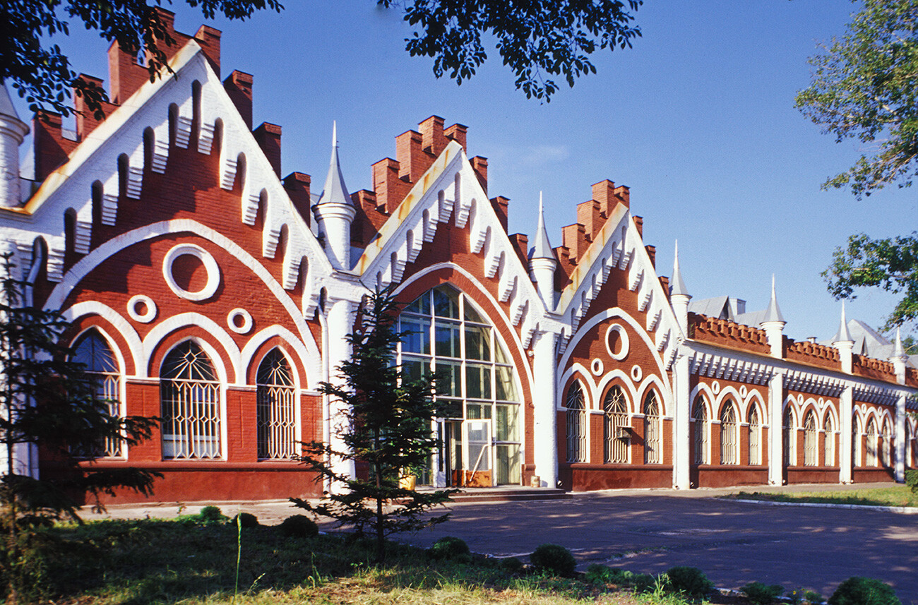 Blagoveshchensk. Gallerie commerciali “Mavritanija”, costruite nel 1907 in stile neogotico vicino al lungofiume del fiume Amur. 16 giugno 2002