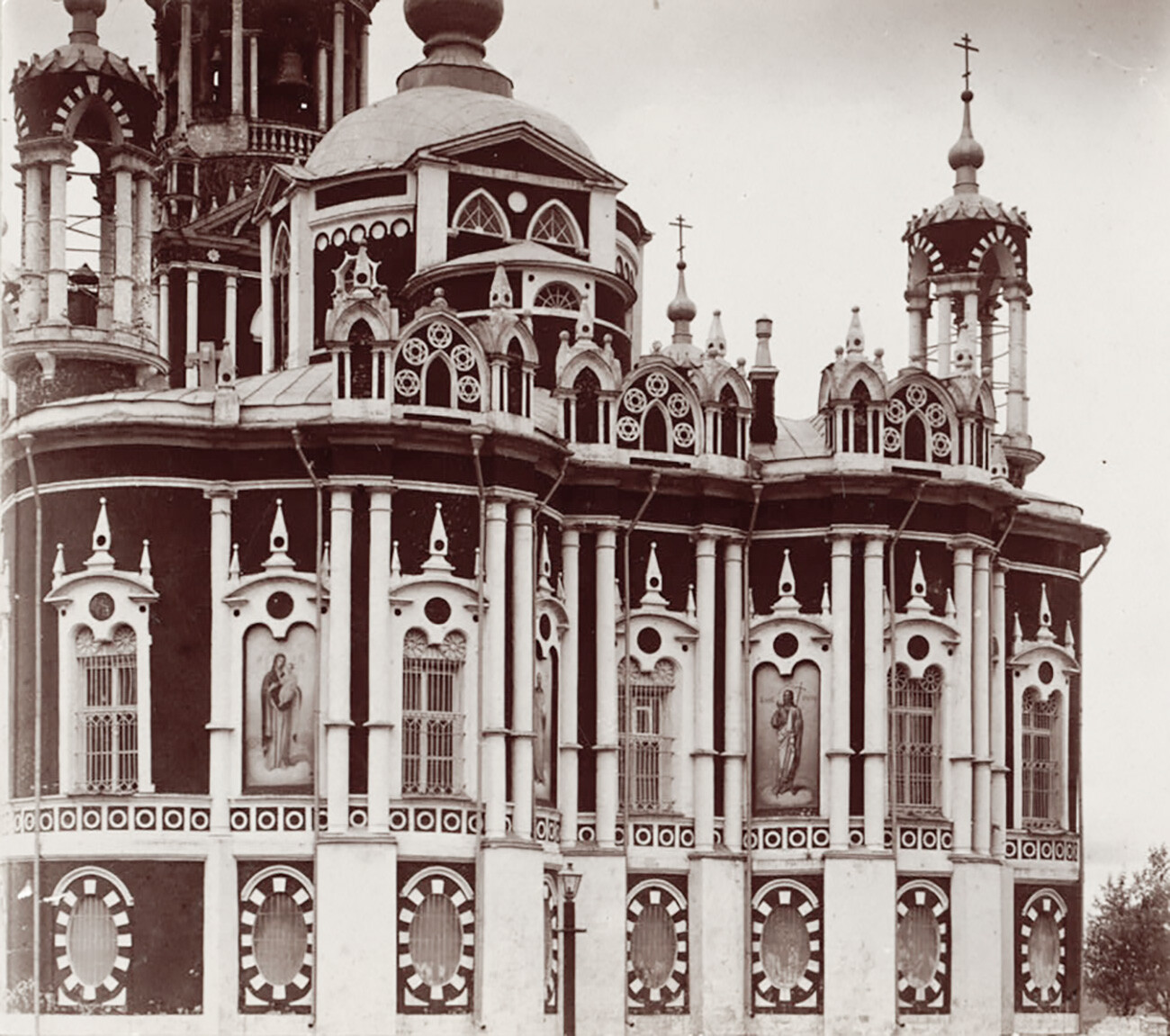 Mozhajsk. Cattedrale di San Nicola. Facciata est con decorazioni in stile neogotico. Estate 1911
