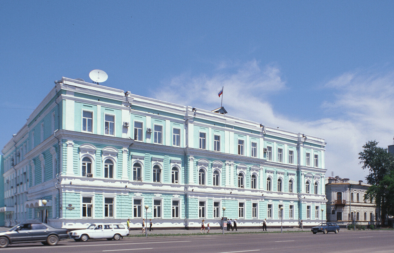 Municipio, via Lenin 133. L’edificio era originariamente un palazzo costruito nel 1890 per il commerciante d’oro Gleb Larin. Durante un’espansione del dopoguerra, l’edificio è raddoppiato in lunghezza e ha guadagnato un terzo piano. 14 giugno 2002

