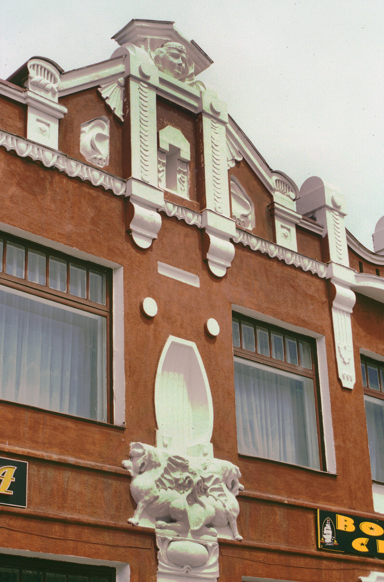 Grandi magazzini A. A. Urmancheev & Figli (1911-12), Via Lenin 157. Parte superiore della facciata centrale con decorazione Art Nouveau. 13 giugno 2002
