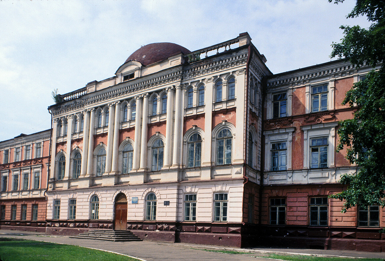 Liceo femminile Alekseev. Fondato nel 1902 e costruito nel 1910-11. 13 giugno 2002
