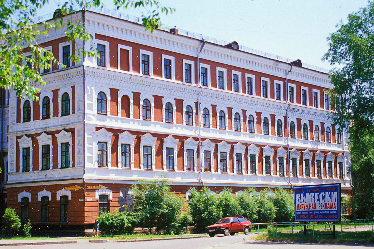 Scuola superiore maschile, via Lenin 104. Costruita nel 1909-12; quarto piano aggiunto durante la ricostruzione dopo l’incendio del 1960. 15 giugno 2002
