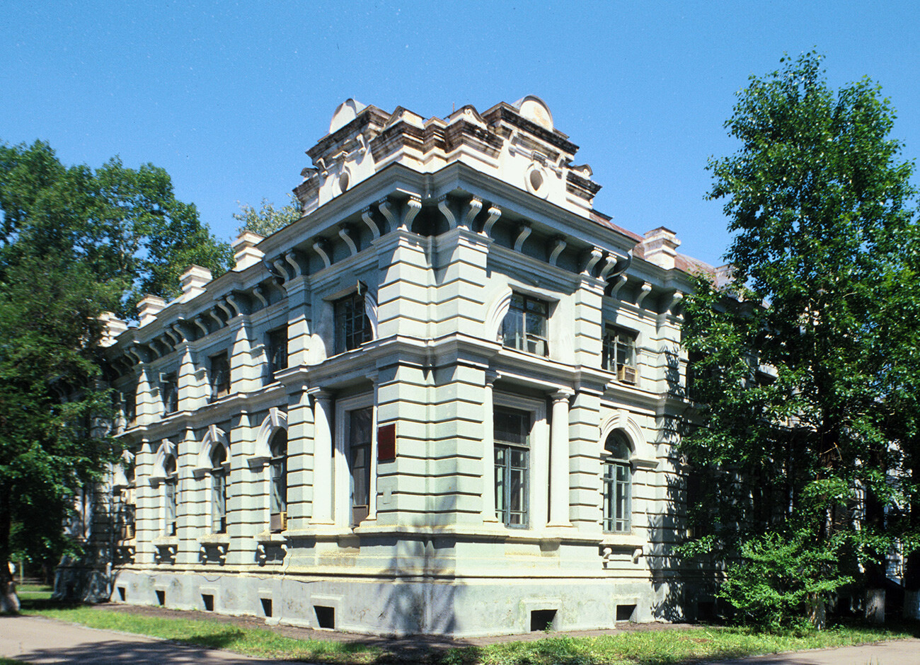 Ex casa di preghiera dei cristiani molocani. Costruita nel 1905-07; ricostruita negli anni Sessanta come clinica. 13 giugno 2002
