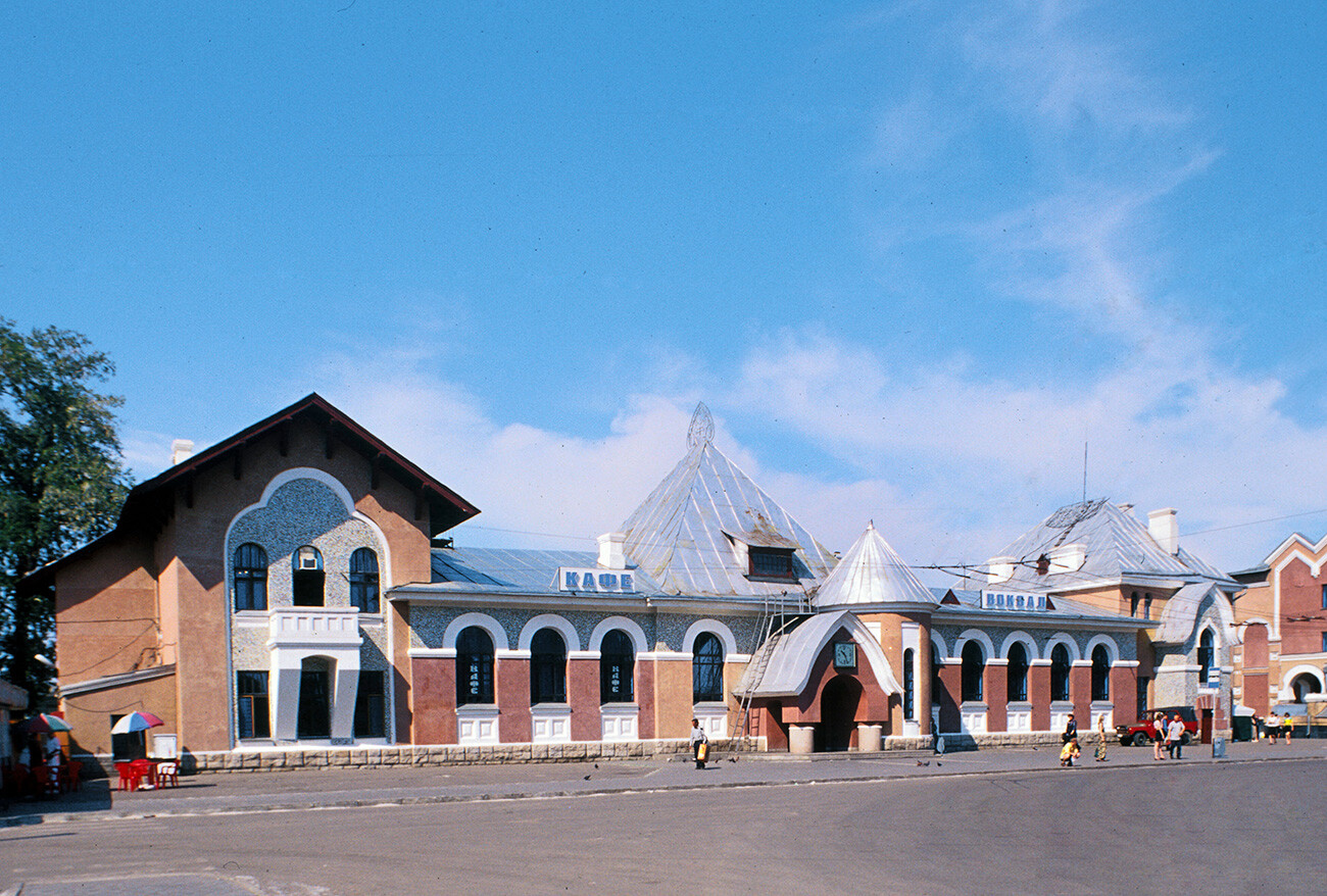 Stazione ferroviaria, completata nel 1915. 14 giugno 2002