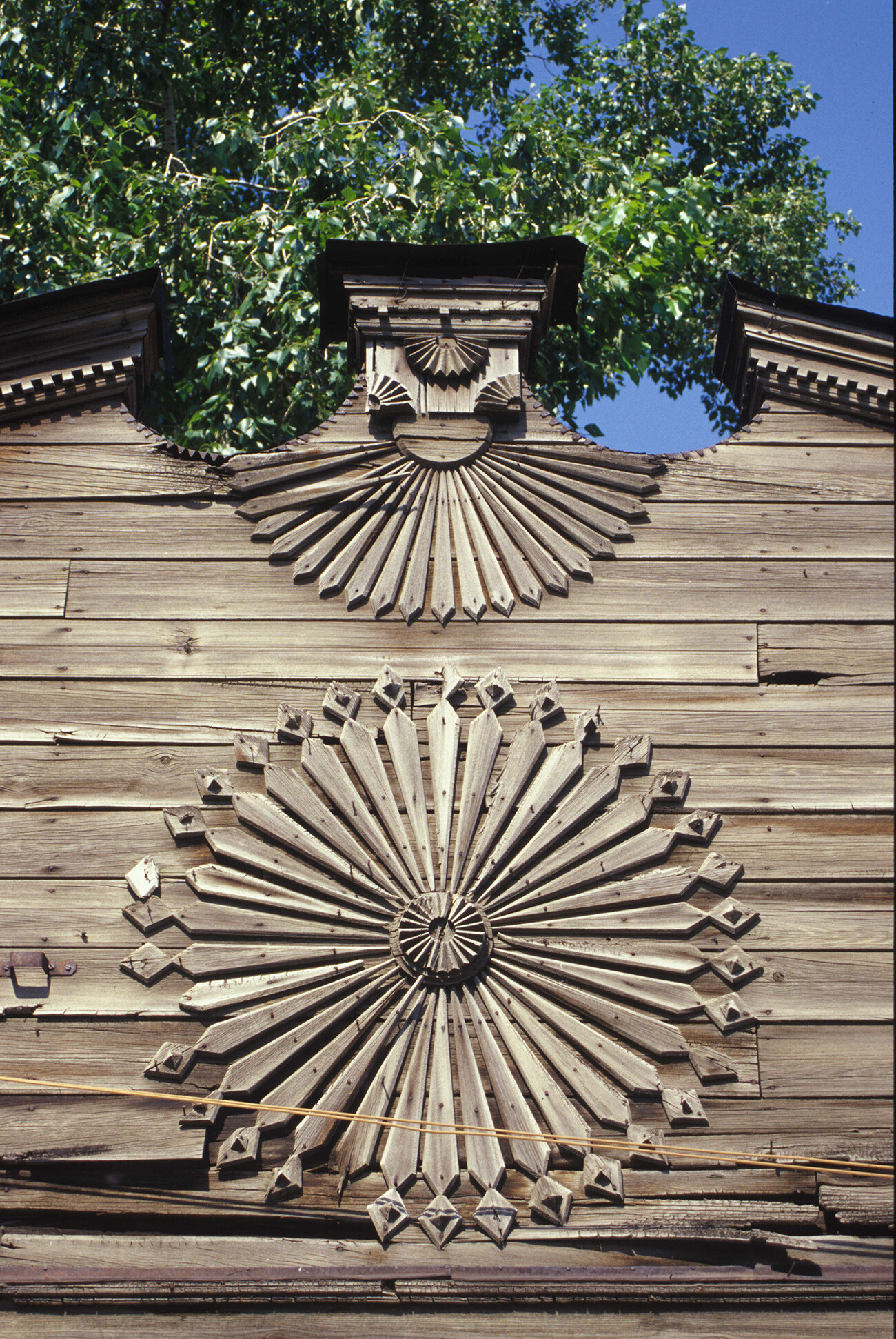 Casa in legno, via Khmelnitskij 38. Motivo solare ornamentale. 14 giugno 2002
