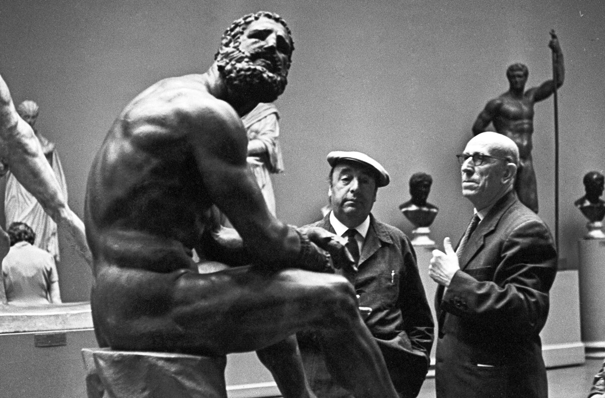 De izquierda a derecha: el poeta chileno Pablo Neruda y el escultor español Alberto Sánchez en una de las salas del Museo Estatal de Bellas Artes Pushkin de Moscú, 1962.