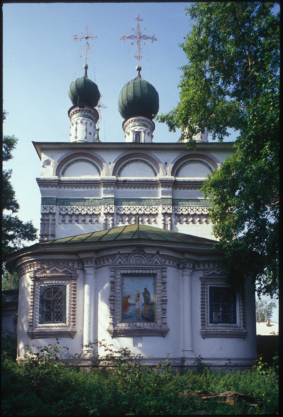 Solikamsk. Church of the Epiphany. East view with paintings on apse walls. August 24, 1999