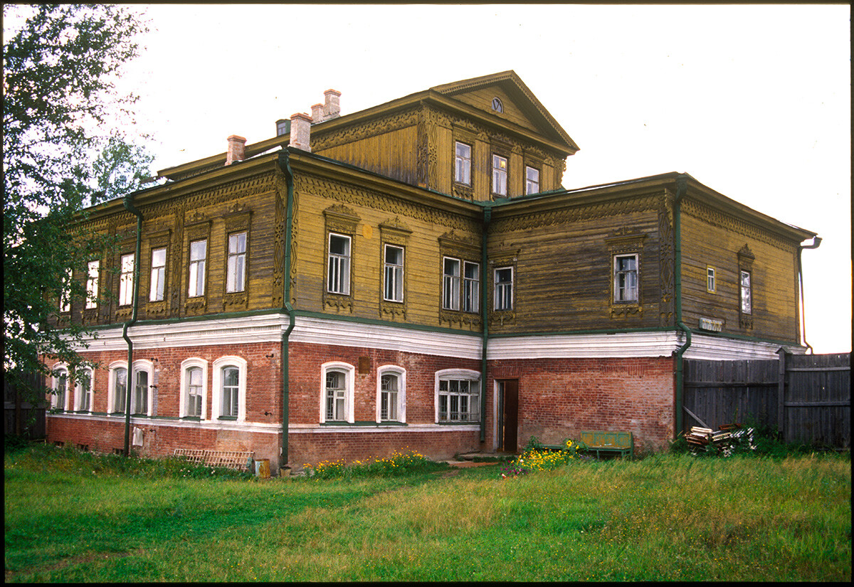  Ryazantsev Salt Works, Manager's house & office. August 12, 2000