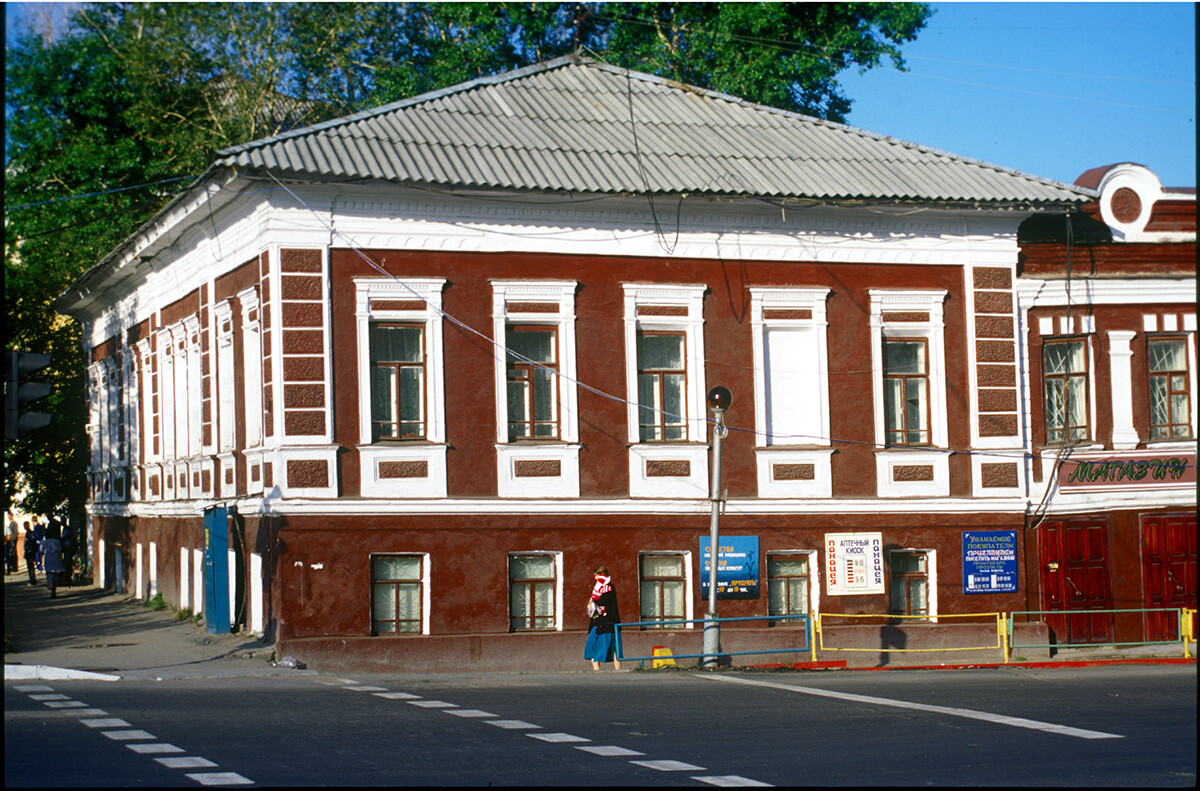 Ryazantsev house & store. August 12, 2000