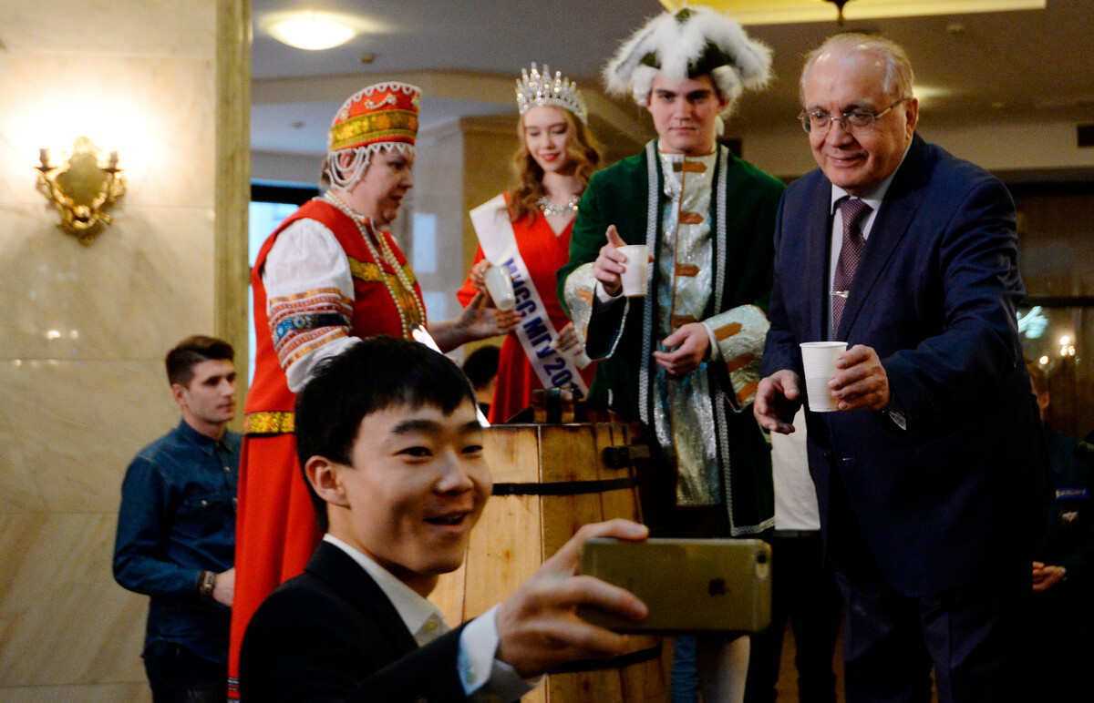 Il rettore dell’Università Statale di Mosca Viktor Sadovnichij serve, come da tradizione, idromele agli studenti, in occasione della festa del 25 gennaio