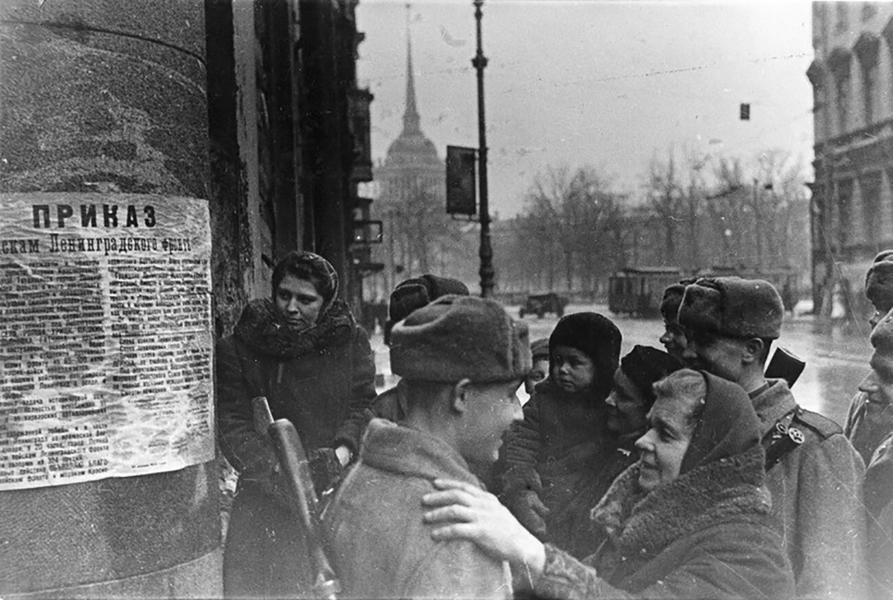 Ленинград 1944 год освобождение. Освобождение Ленинграда 1944. Салют в Ленинграде 27 января 1944 года.