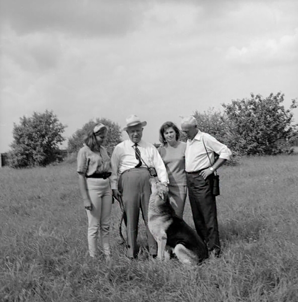 Khrouchtchev en promenade avec Roman Karmen avec son épouse Maïa et sa fille Aliona, 1967