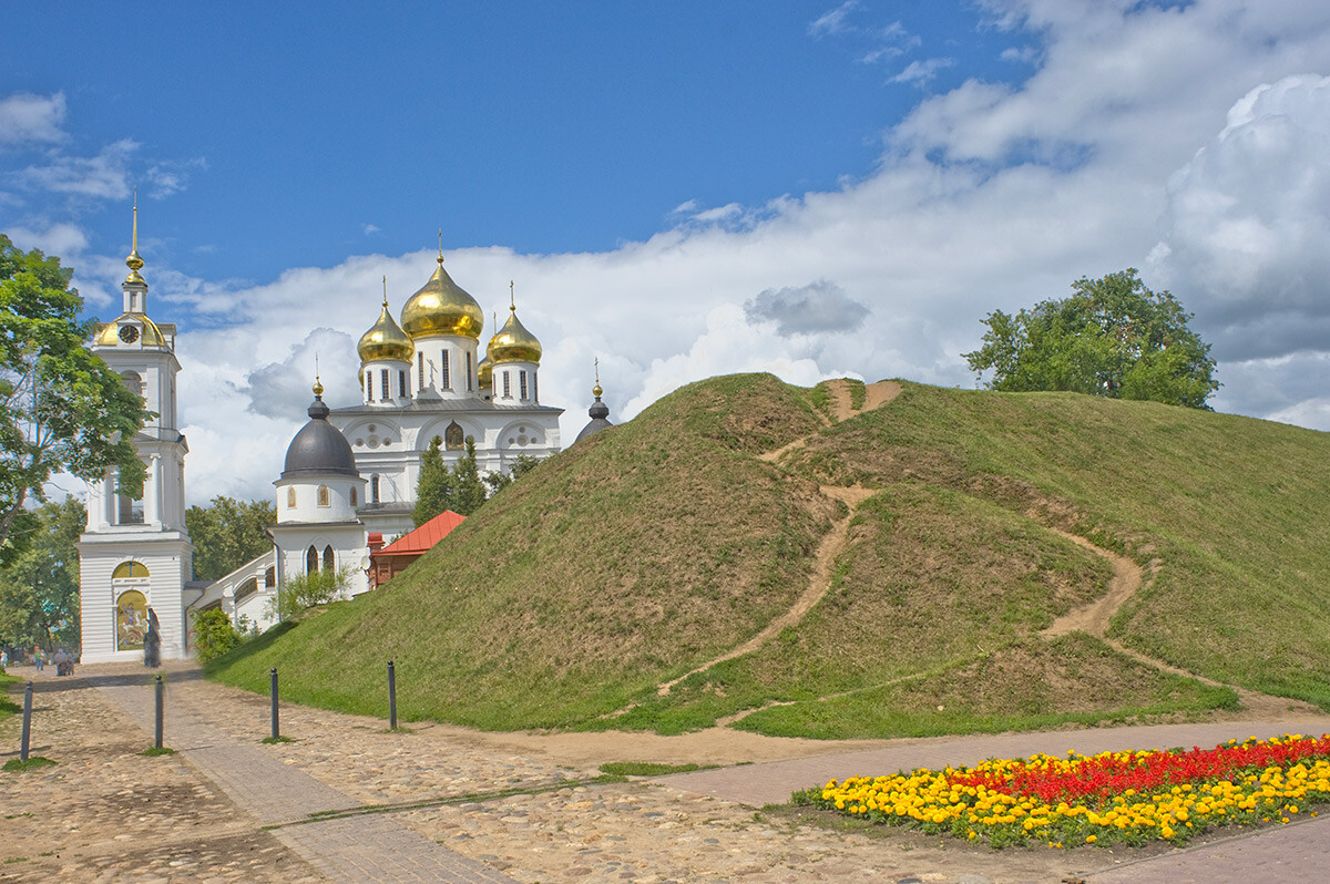 Dmítrov. Catedral de la Dormición y campanario, vista sur. Primer plano: muralla medieval de la ciudadela. 18 de julio de 2015