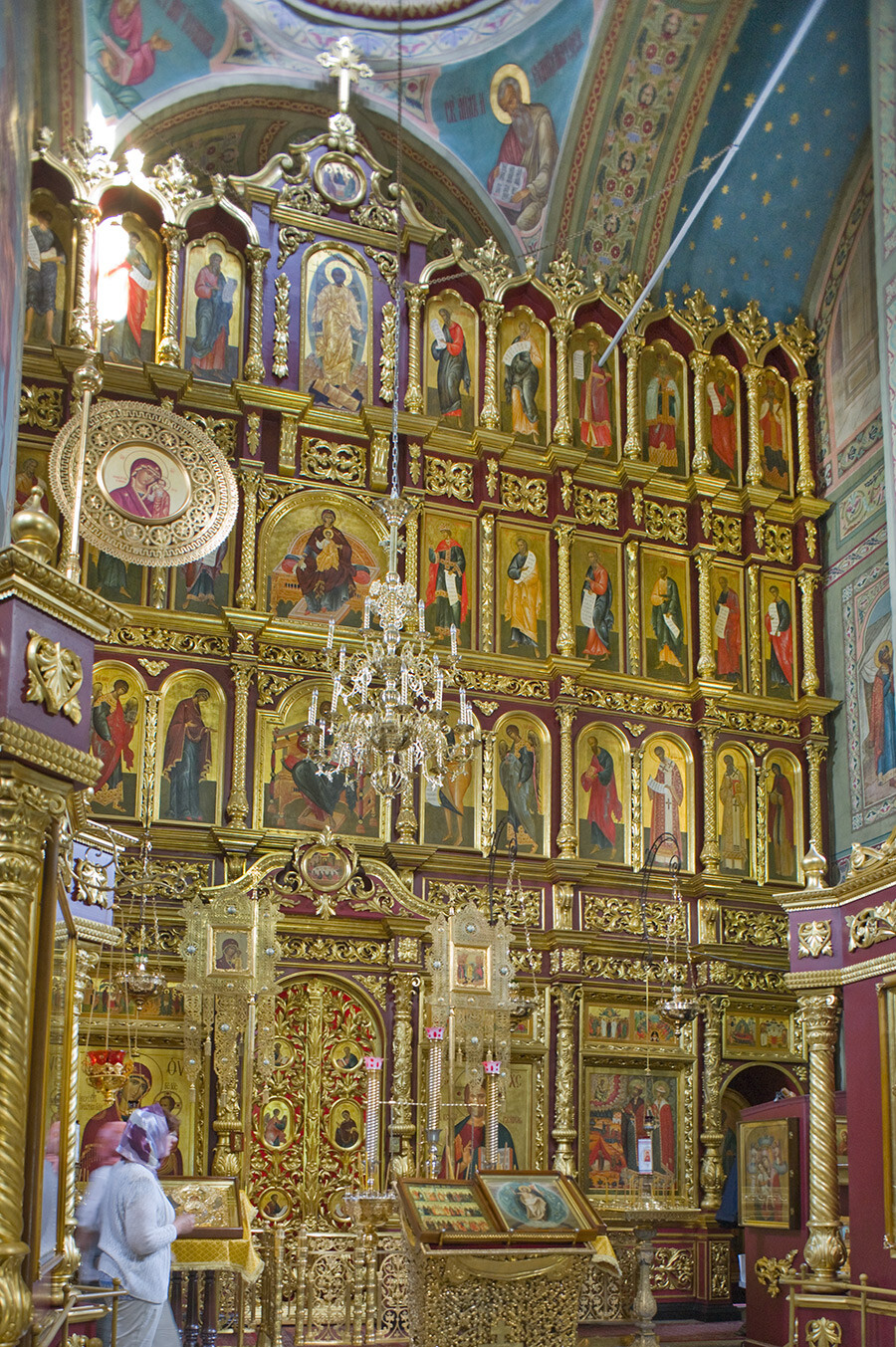 Monasterio de los Santos Borís y Gleb, Catedral de los Santos Borís y Gleb. Interior, vista este hacia la pantalla de iconos. 18 de julio de 2015