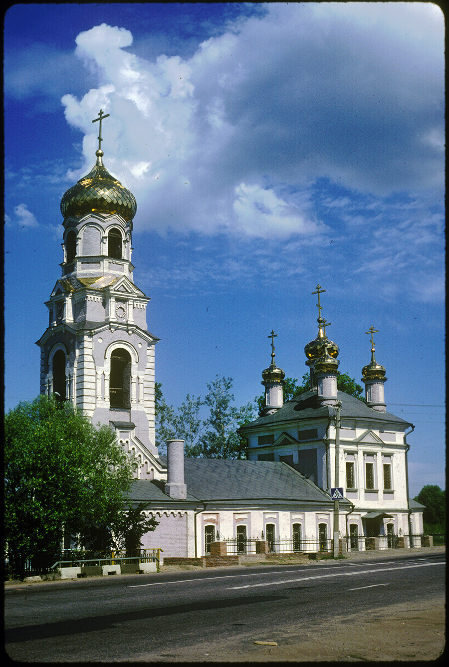 Iglesia de la Purificación, vista suroeste. Construida en 1814 en estilo neoclásico provincial como monumento a la victoria de 1812; campanario añadido en 1883-4 por Serguéi Rodionov. 20 de julio de 1997