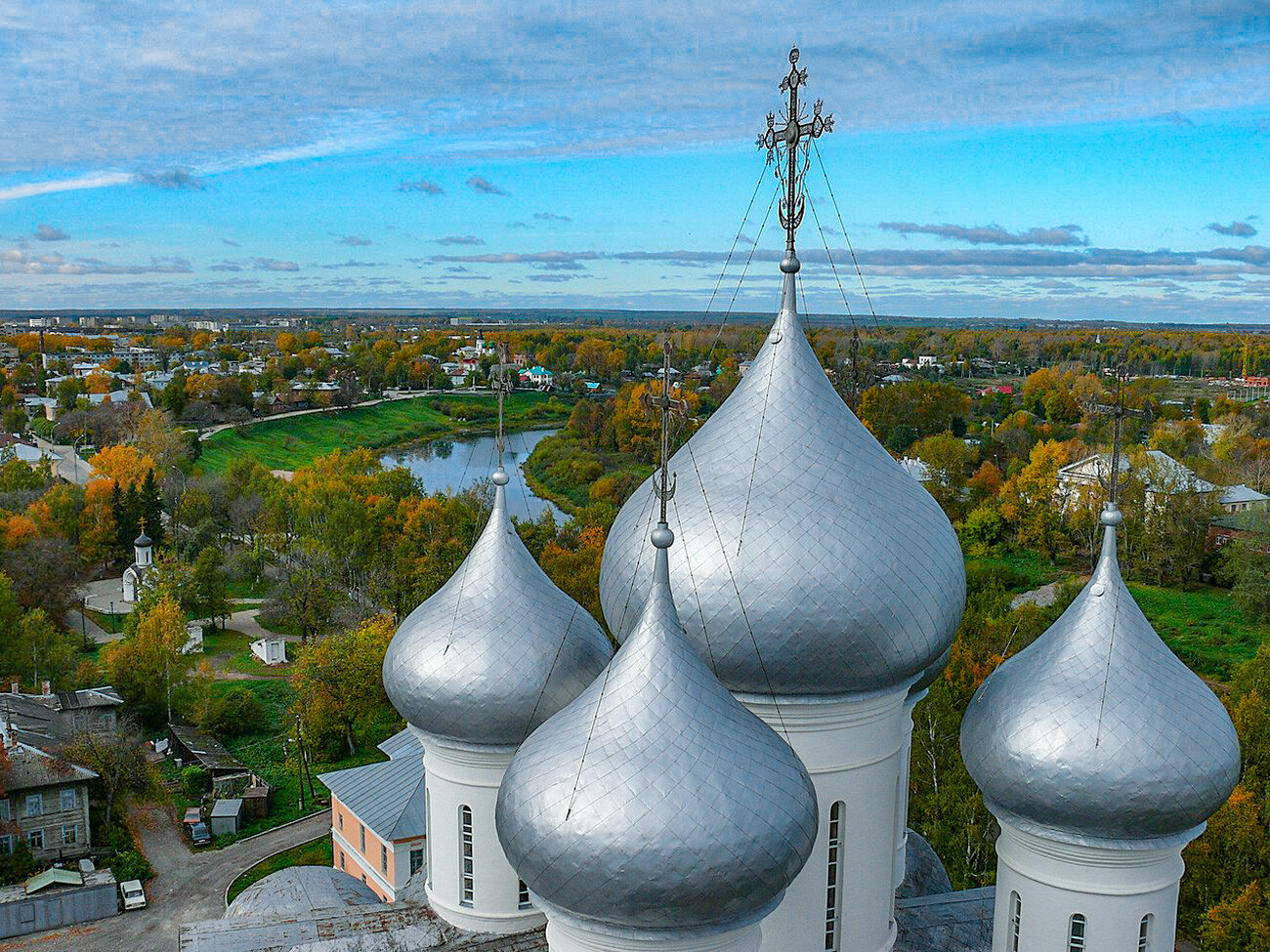 La cupole della Cattedrale di Santa Sofia a Vologda. La chiesa fu fatta costruire da Ivan il Terribile tra il 1568 e il 1570