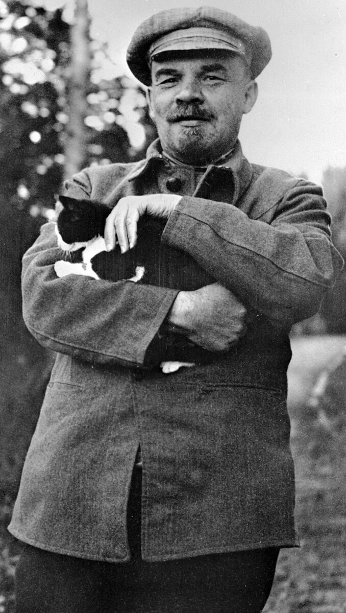 Lenin a Gorki (oggi: Gorki Leninskie) nel 1922. La foto fu scattata da sua sorella, Marija Uljanova