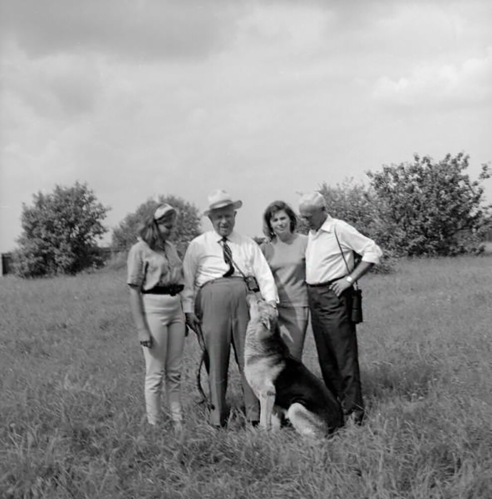 Nikita Khrushchev fa una passeggiata con il regista sovietico, direttore della fotografia di guerra e autore di documentari Roman Karmen e la sua famiglia. Insieme a loro c’è il cane del leader