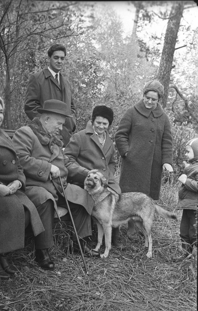 Nikita Khrushchev con la sua famiglia
