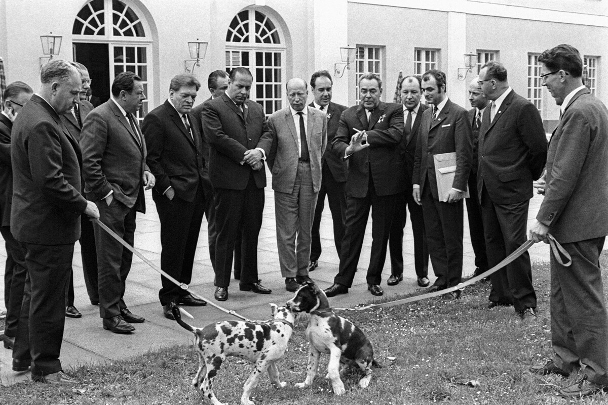 Leonid Brezhnev (al centro) durante una visita nella Germania dell’Est