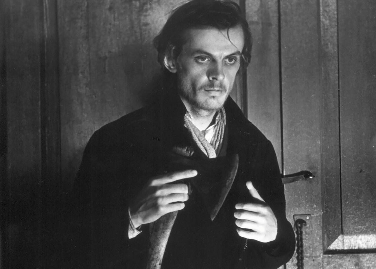 Fermo immagine dal film sovietico del 1969 “Prestuplenie i nakazanie” (“Delitto e castigo”). A interpretare Raskolnikov era l’attore Georgij Taratorkin