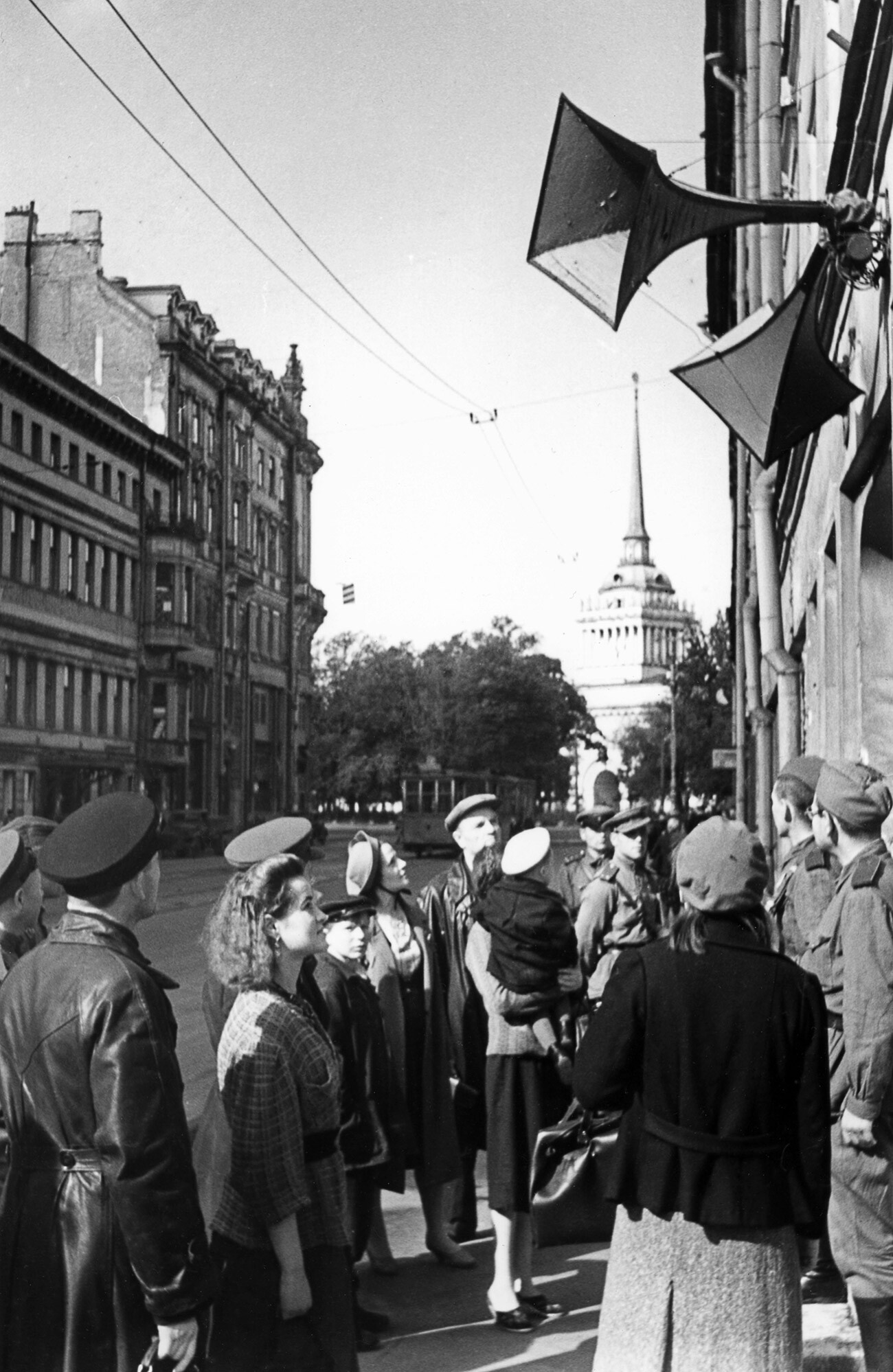 Leningrad. Prebivalci obleganega mesta ob zvočniku na Nevskem prospektu poslušajo poročila s fronte med veliko domovinsko vojno. 