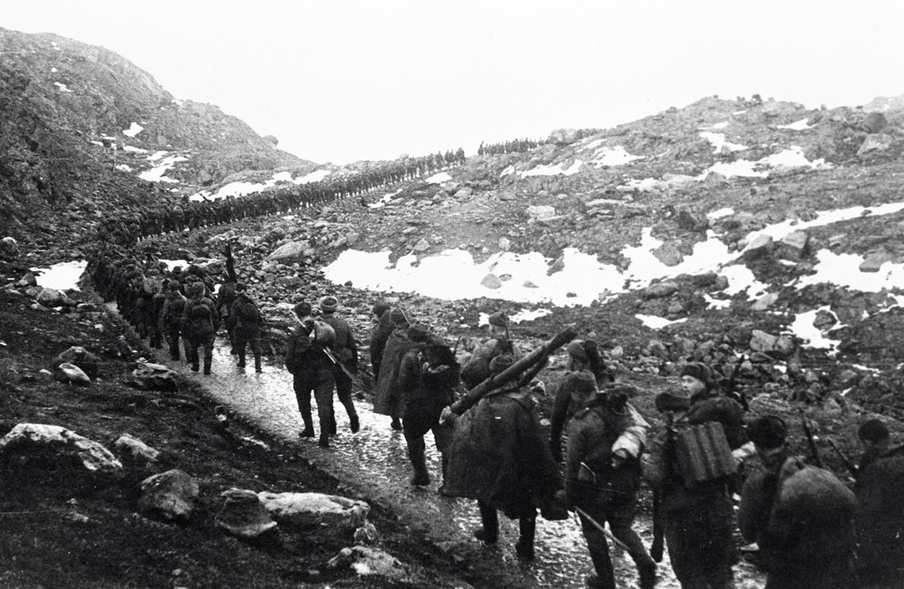 Des soldats soviétiques traversent la crête Mousta-Tountouri

Des soldats soviétiques traversent la crête Mousta-Tountouri