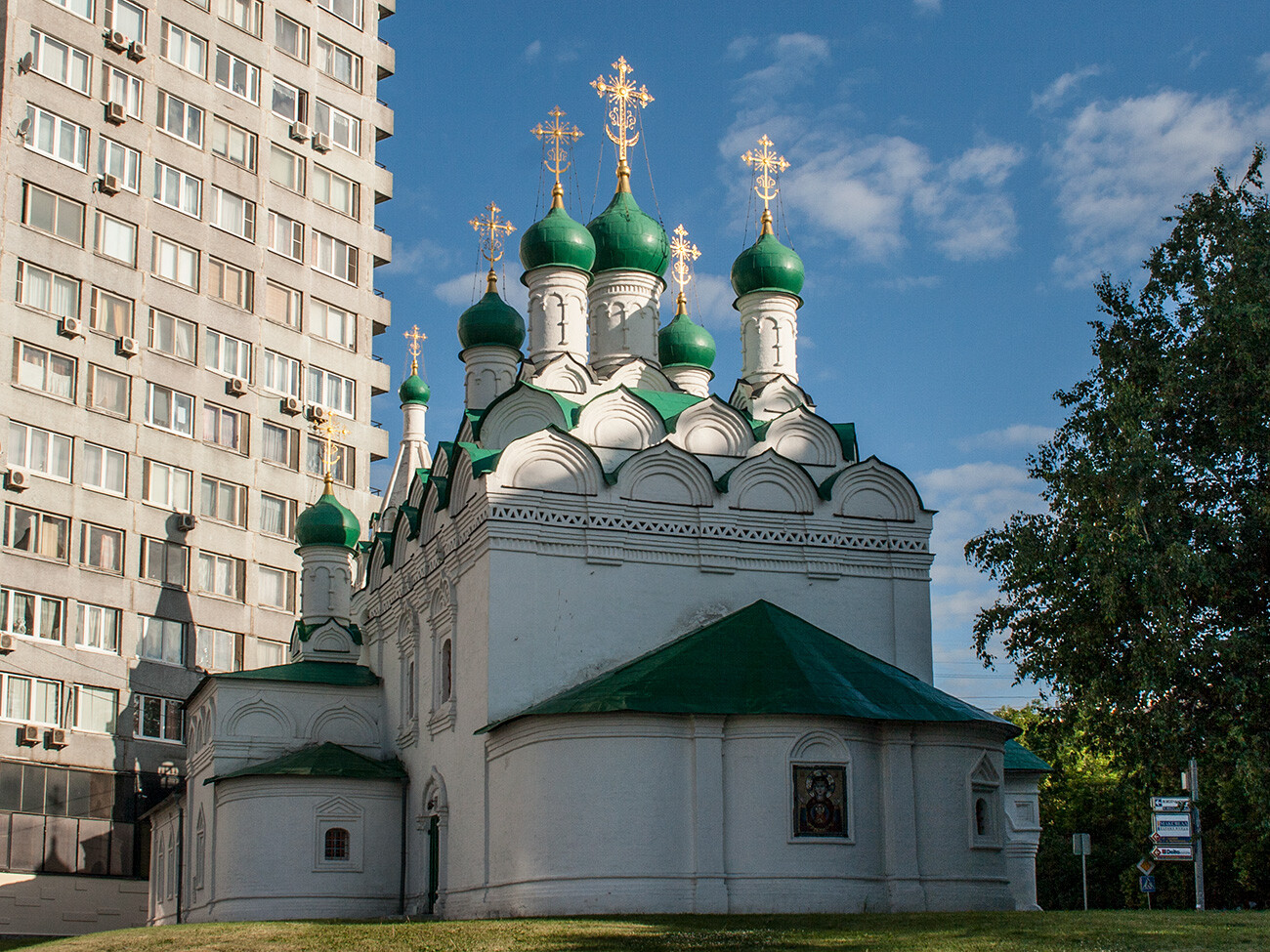 Iglesia de san Simón Estilita en la calle Povarskáia de Moscú.