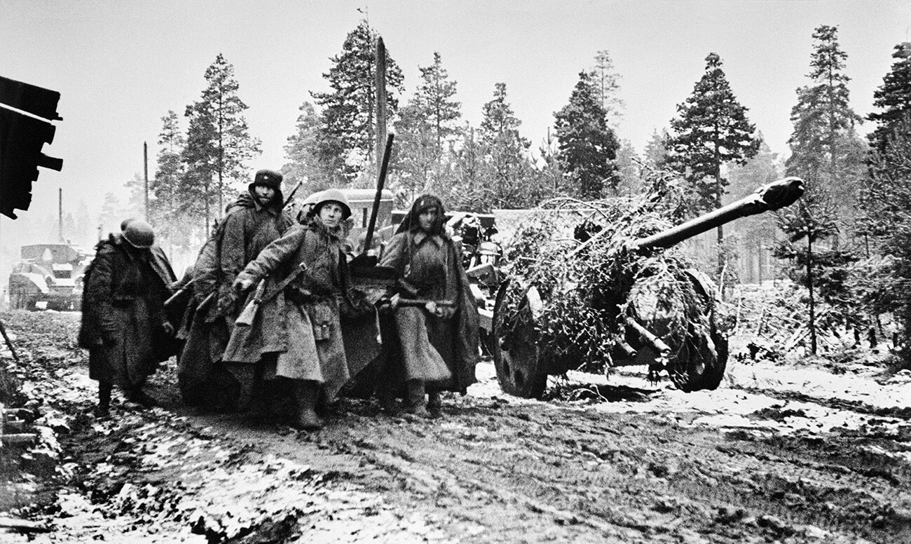 Tropas soviéticas durante la 2ª operación Sinyavinskaia, 1941.