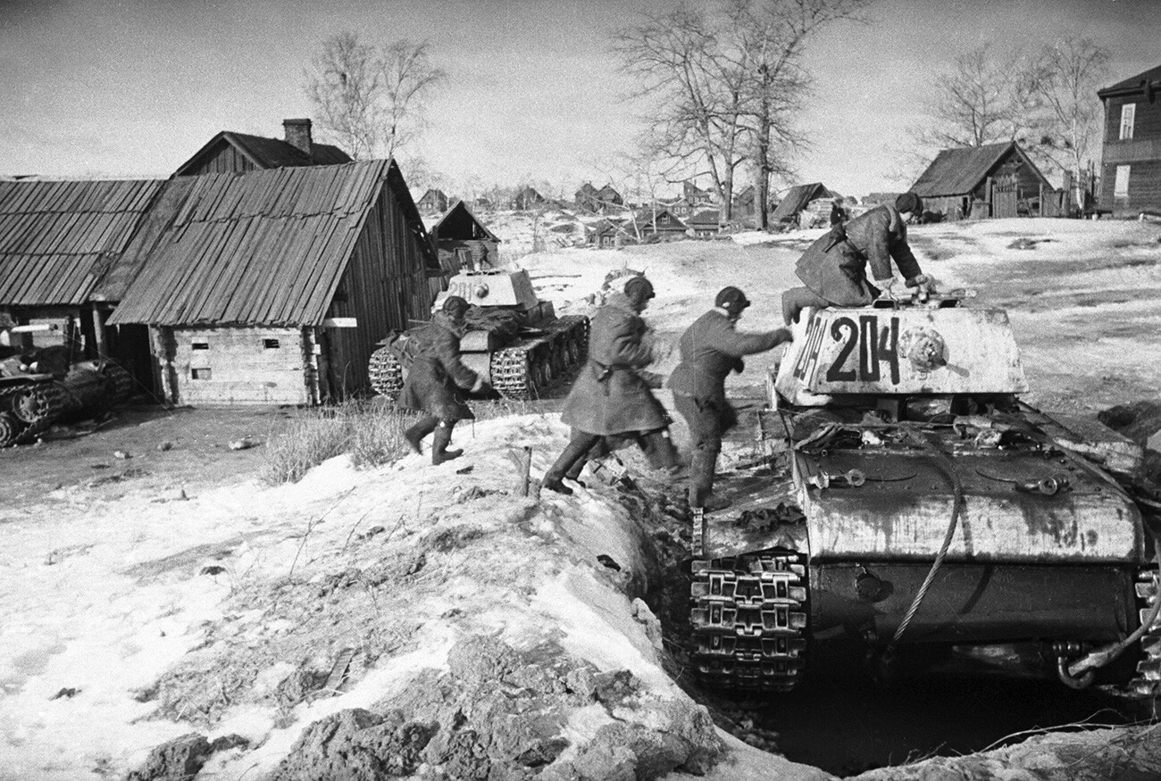 Las tropas soviéticas se preparan para una ofensiva