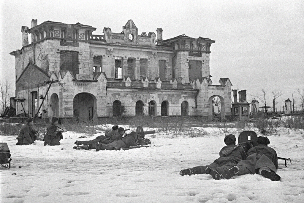 Infantería soviética combatiendo cerca de la ciudad de Pushkin