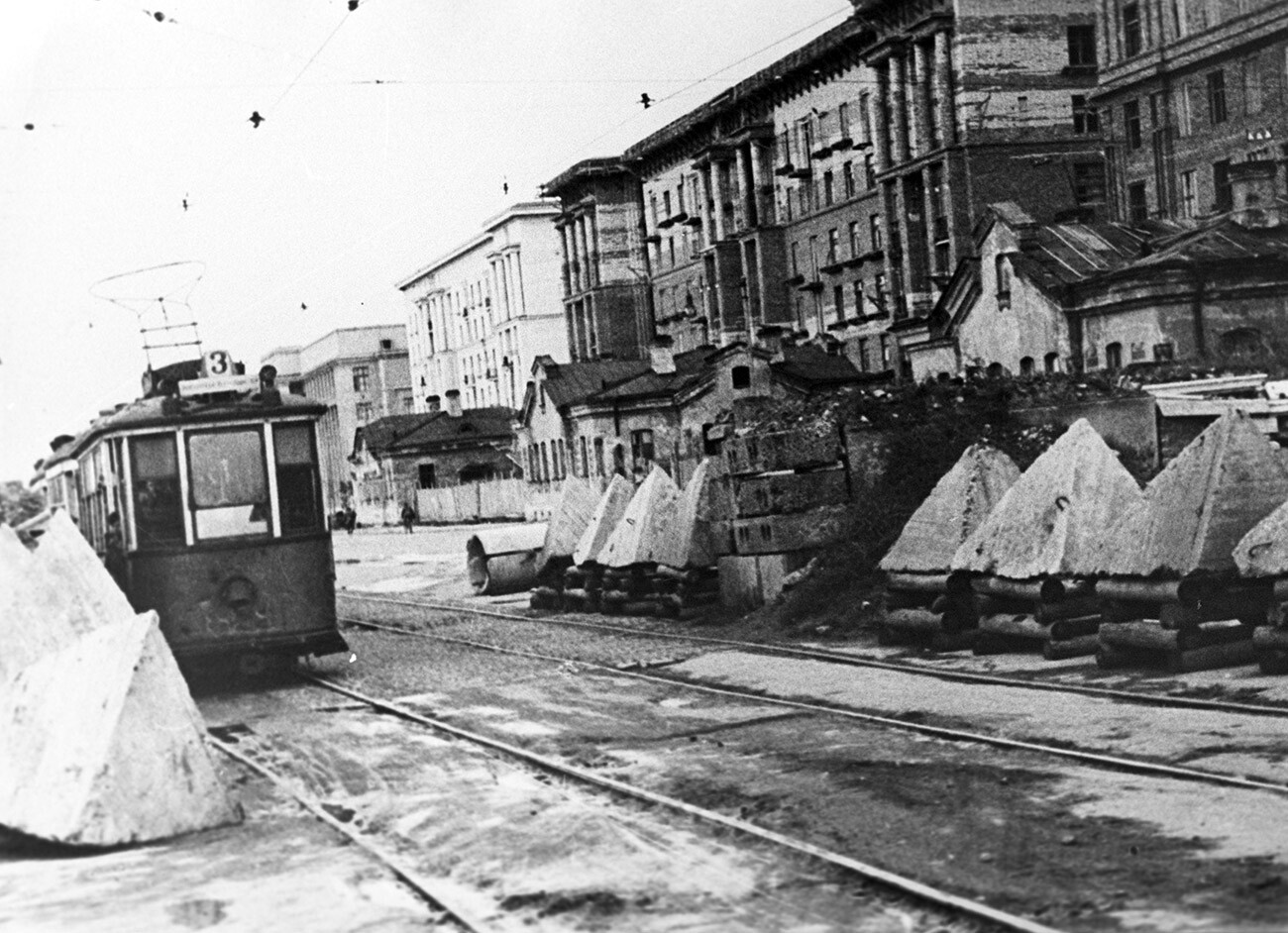 Лењинград под опсадом, Велики отаџбински рат 1941-1945. Бетонске противтенковске пирамиде на градским улицама. 