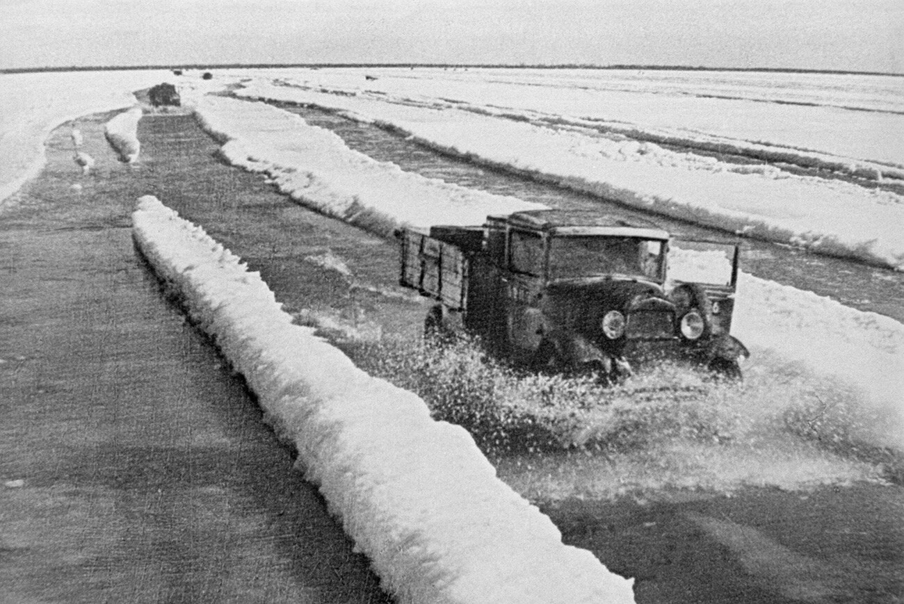 Camion carichi di beni di prima necessità per la Leningrado corrono sul ghiaccio del Lago Ladoga, lungo la cosiddetta “Strada della Vita”